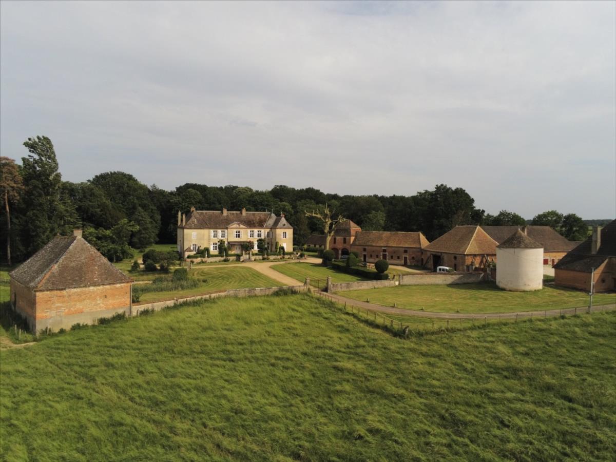 BEAUNE 14 kms Château sur 15 hectares