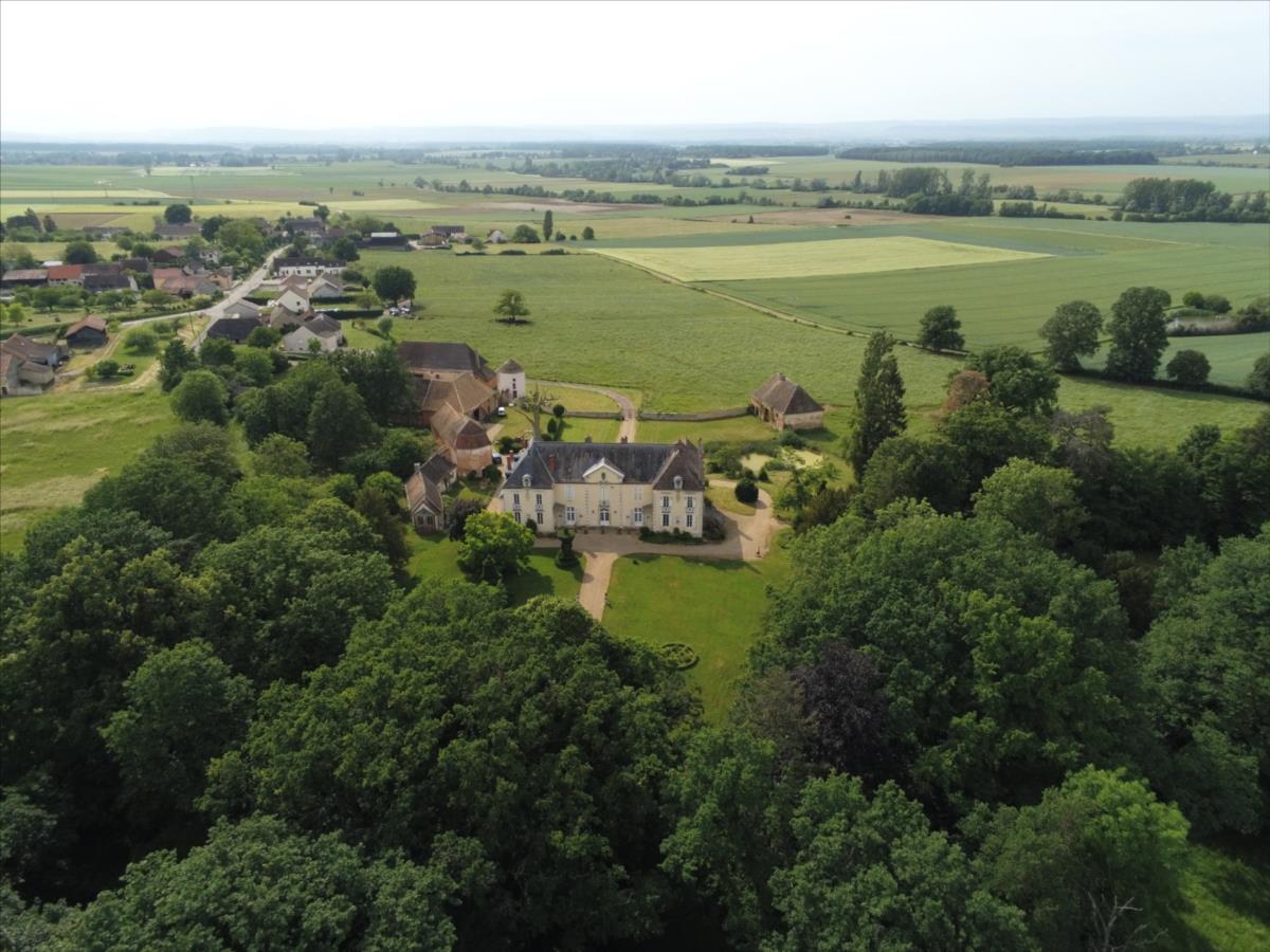 BEAUNE 14 kms Château sur 15 hectares