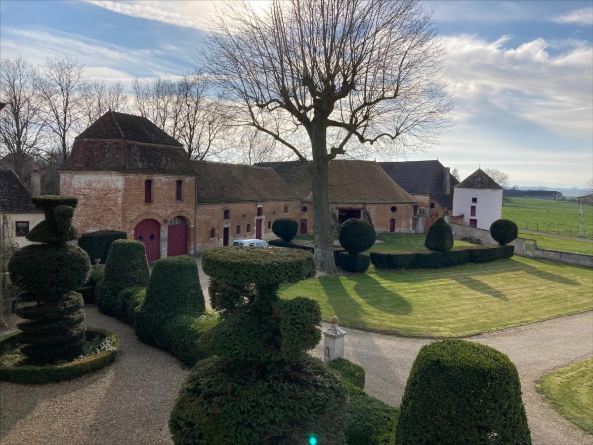 BEAUNE 14 kms Château sur 15 hectares