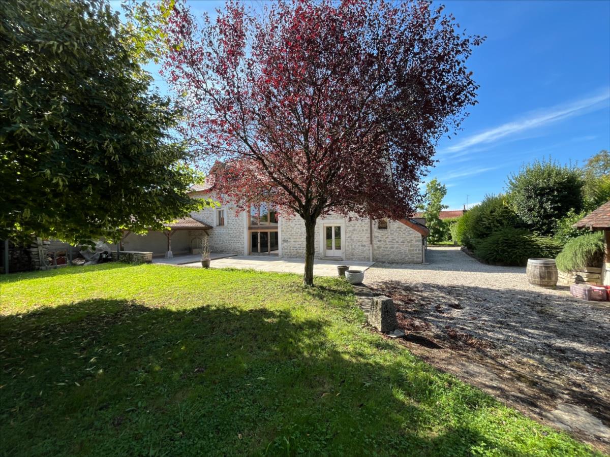 NUITS SAINT GEORGES 10 kms Prop 327 m² hab terrain 2300 m²