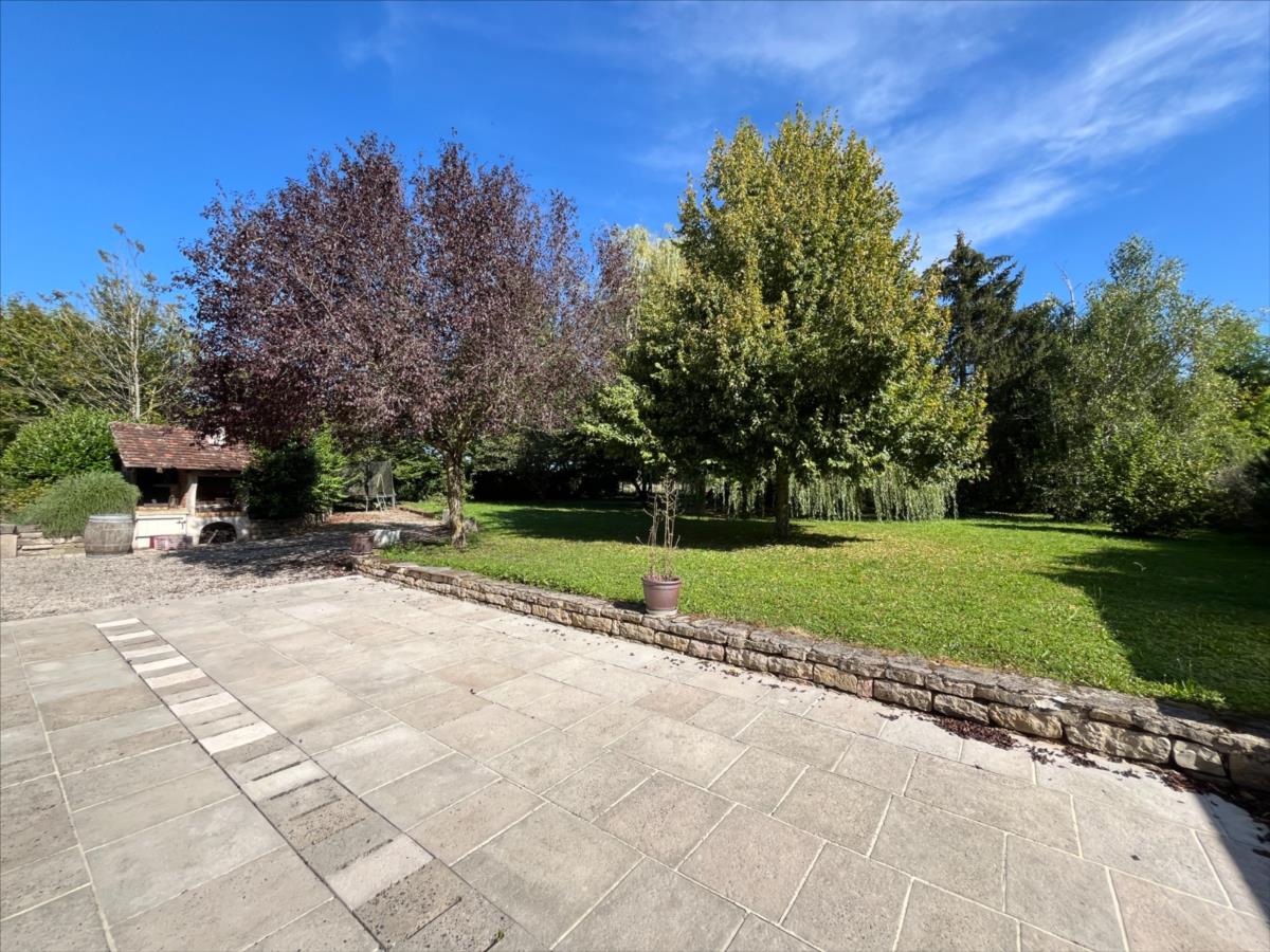 NUITS SAINT GEORGES 10 kms Prop 327 m² hab terrain 2300 m²