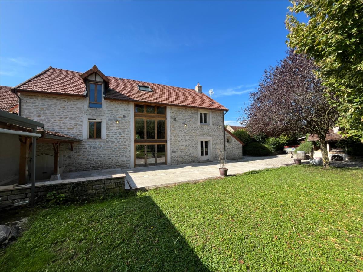 NUITS SAINT GEORGES 10 kms Prop 327 m² hab terrain 2300 m²