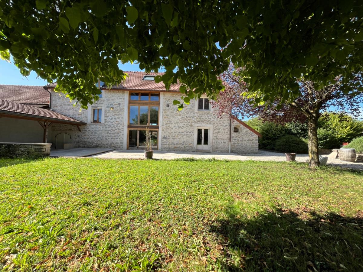 NUITS SAINT GEORGES 10 kms Prop 327 m² hab terrain 2300 m²