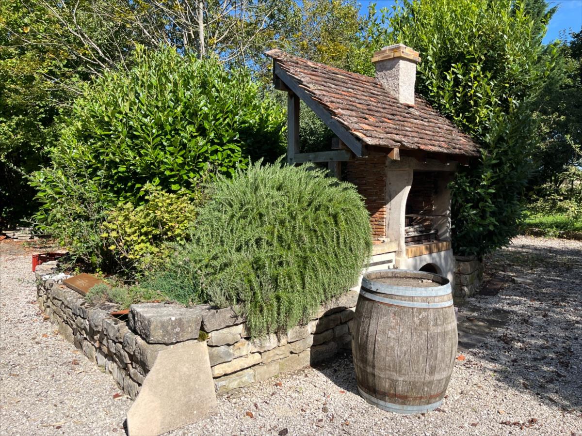 NUITS SAINT GEORGES 10 kms Prop 327 m² hab terrain 2300 m²
