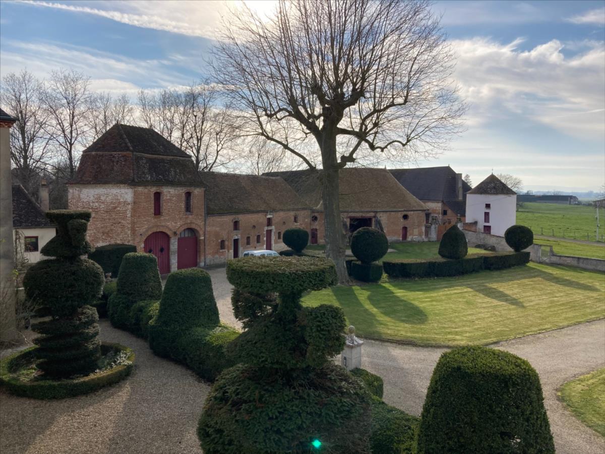 BEAUNE 14 kms Château sur 15 hectares
