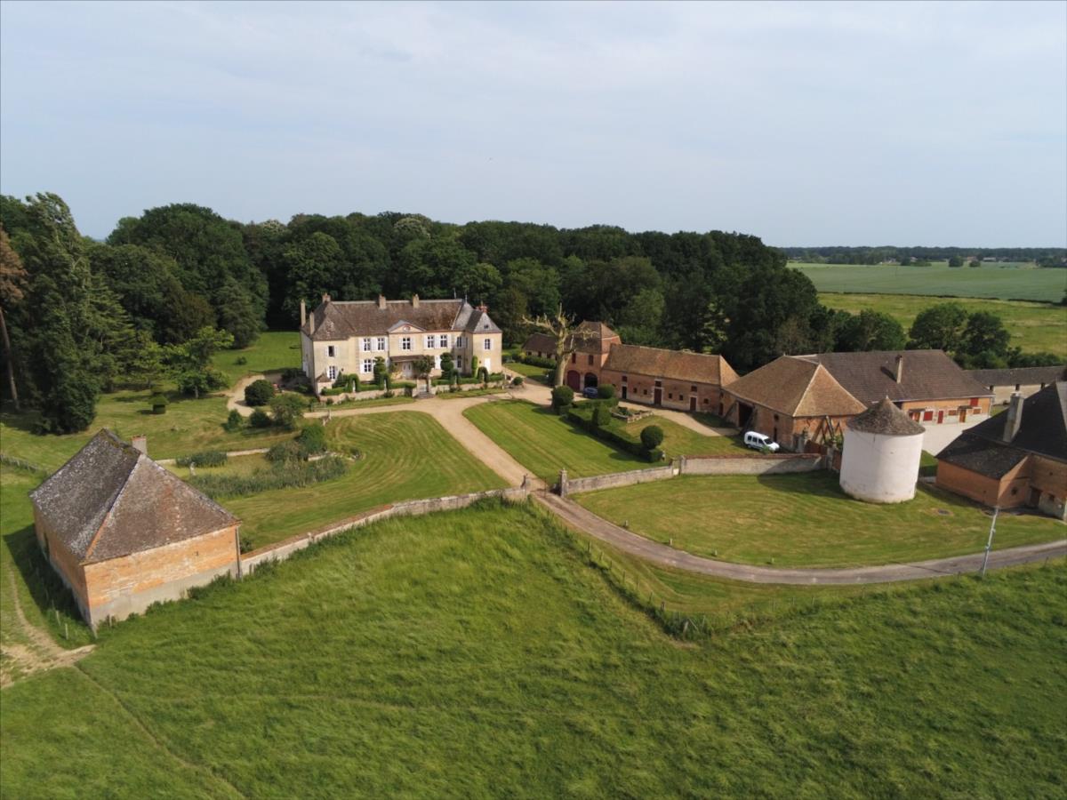 BEAUNE 14 kms Château sur 15 hectares