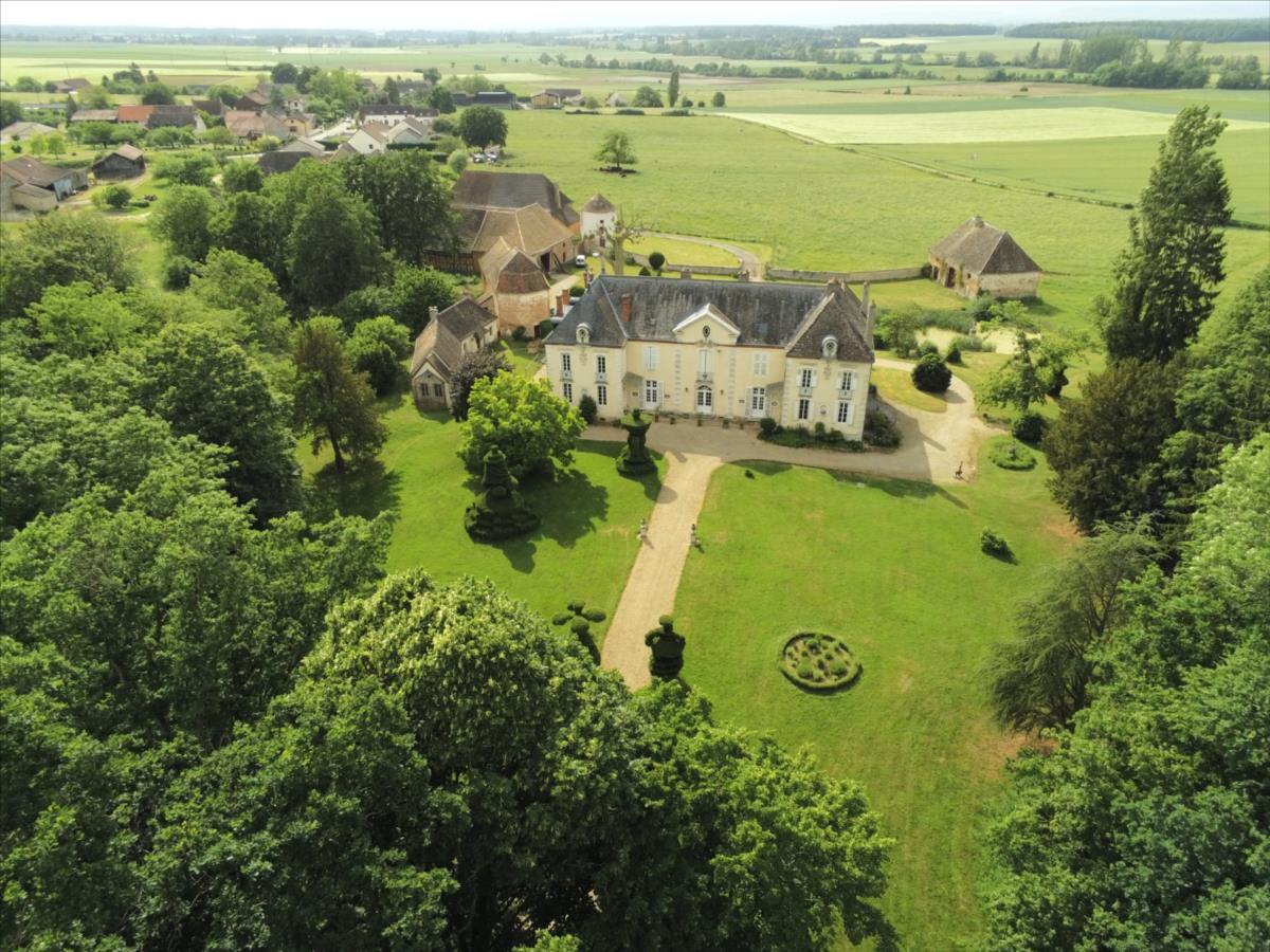 BEAUNE 14 kms Château sur 15 hectares